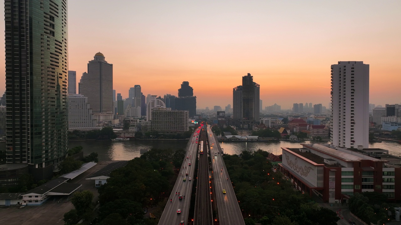 无人机拍摄的曼谷Chao Phaya河上高速公路和地铁空中列车上的交通信号灯视频素材