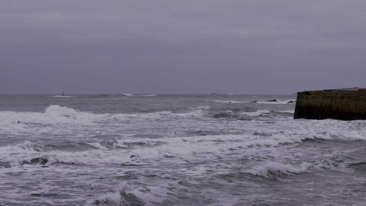 在暴风雨的灰色天空下，波涛汹涌的镜头沿着苏格兰马里海岸视频下载