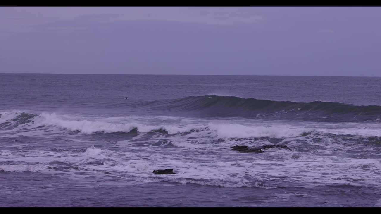 在暴风雨的灰色天空下，波涛汹涌的镜头沿着苏格兰马里海岸视频下载