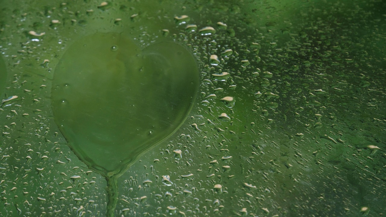 窗玻璃上有雨滴视频素材