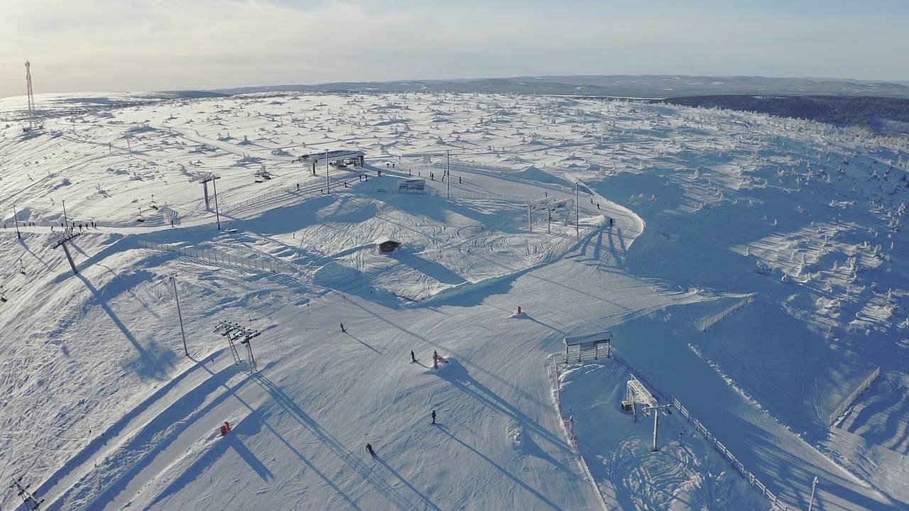 鸟瞰一个阳光明媚的雪域冬季滑雪胜地Stöten与滑雪升降机视频素材