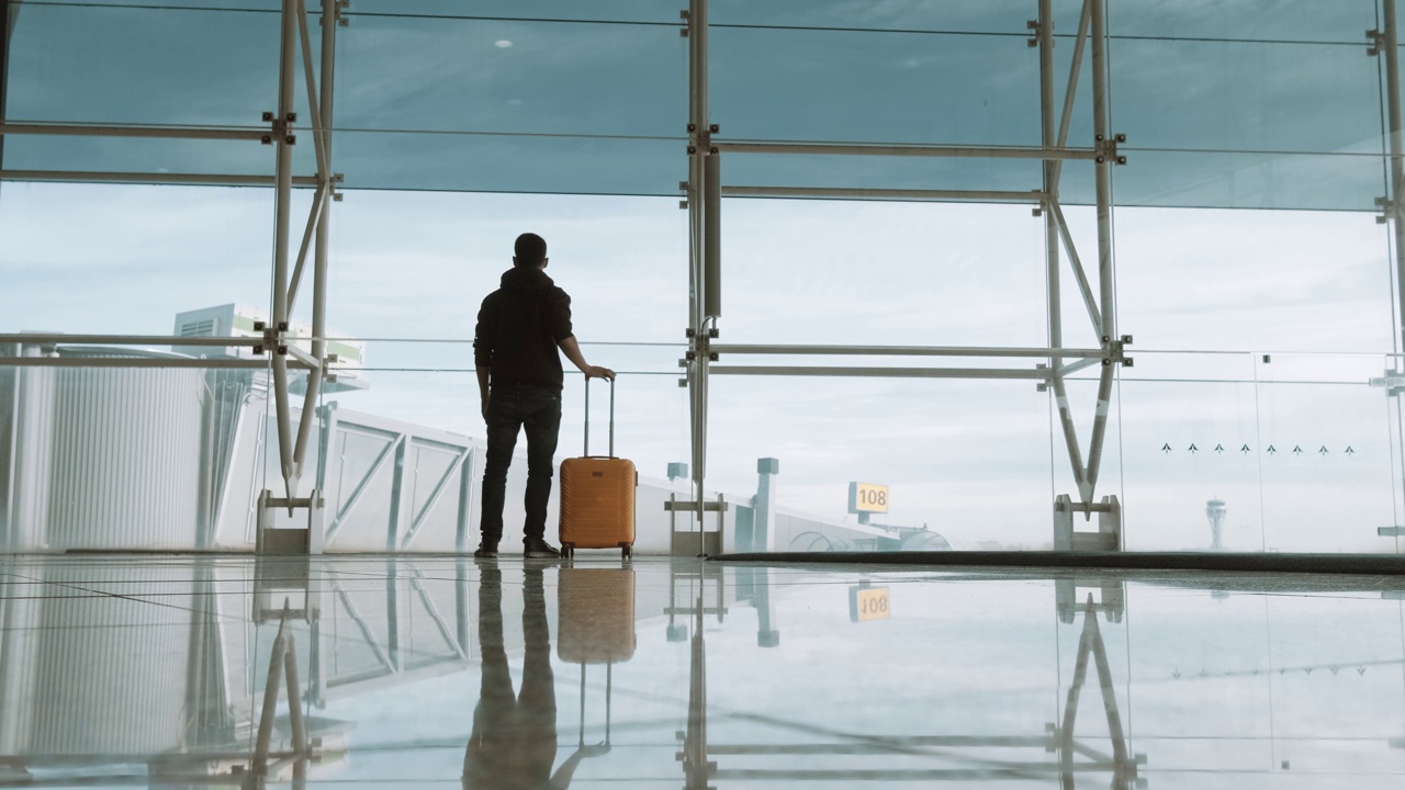 在国际机场带着行李的旅客步行到航站楼门-旅行和运输概念视频素材