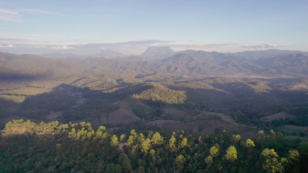 鸟瞰国家公园的热带雨林和山峰视频素材