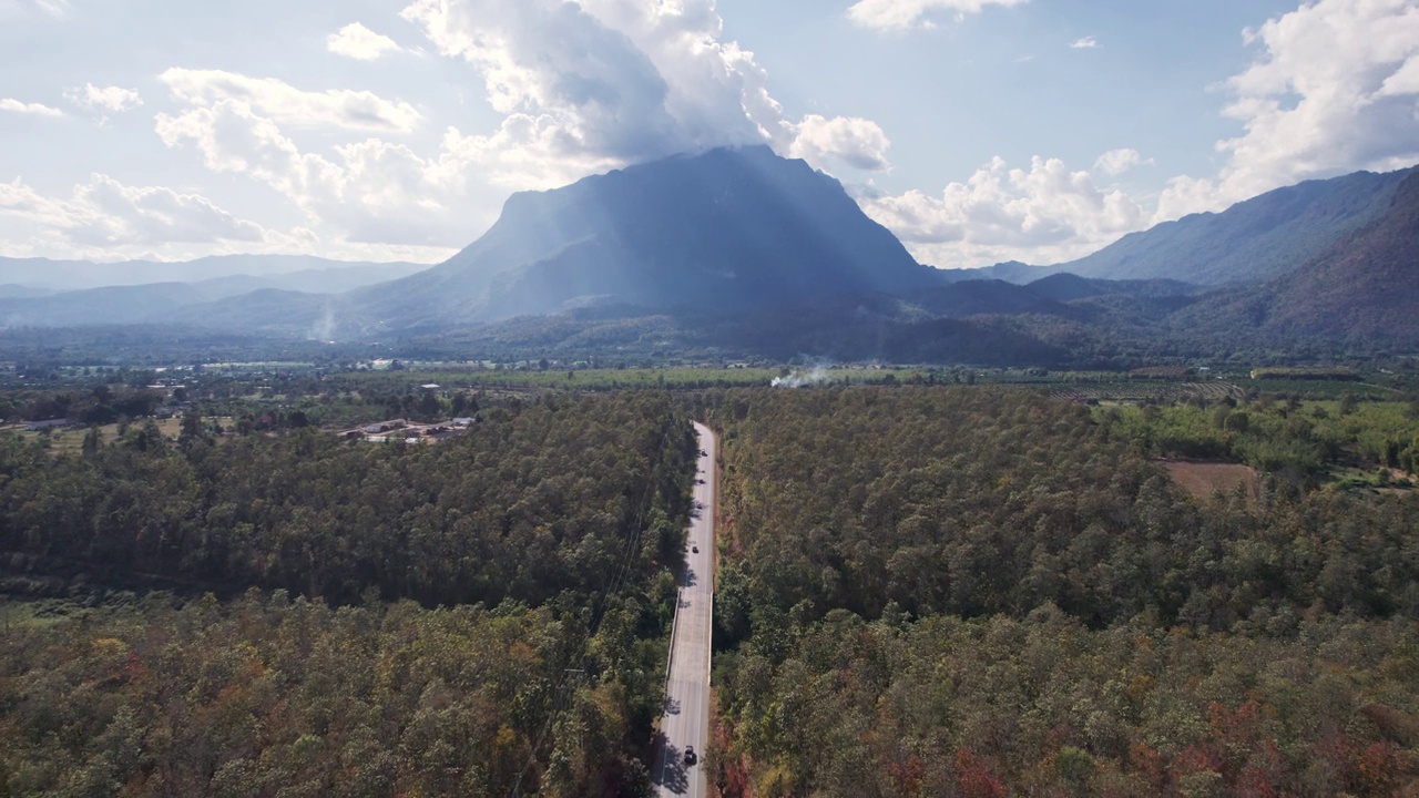 鸟瞰图，琅江道石灰岩山与公路之间的秋天森林在明亮的一天视频素材