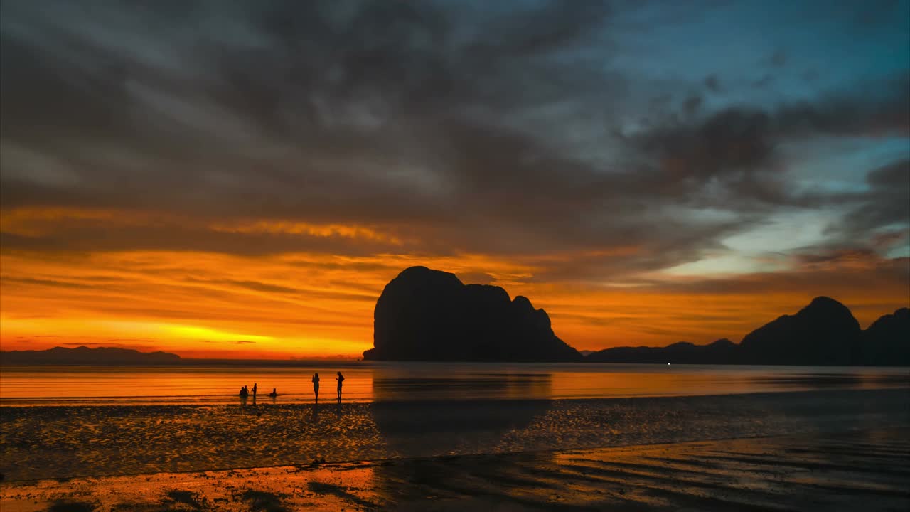 从白天到夜晚，沙滩上的夕阳流逝视频素材