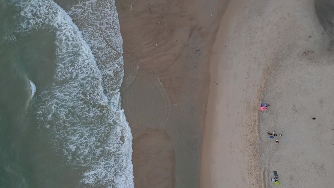 从空中俯瞰海浪拍打海岸的景象视频素材