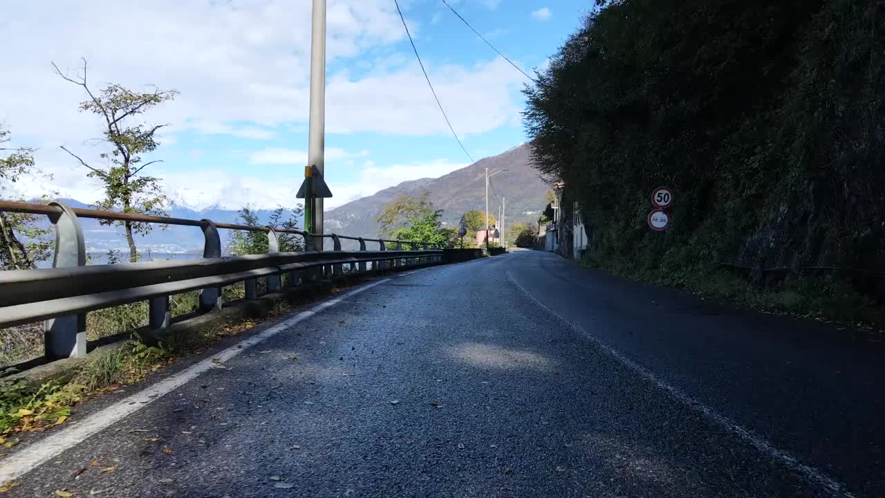 沿着科莫湖湖岸穿过小镇的道路上的镜头向前移动。视频素材