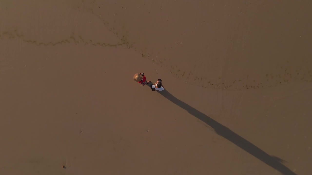 葡萄牙海岸一个令人惊叹的海滩上两个人的鸟瞰图视频素材