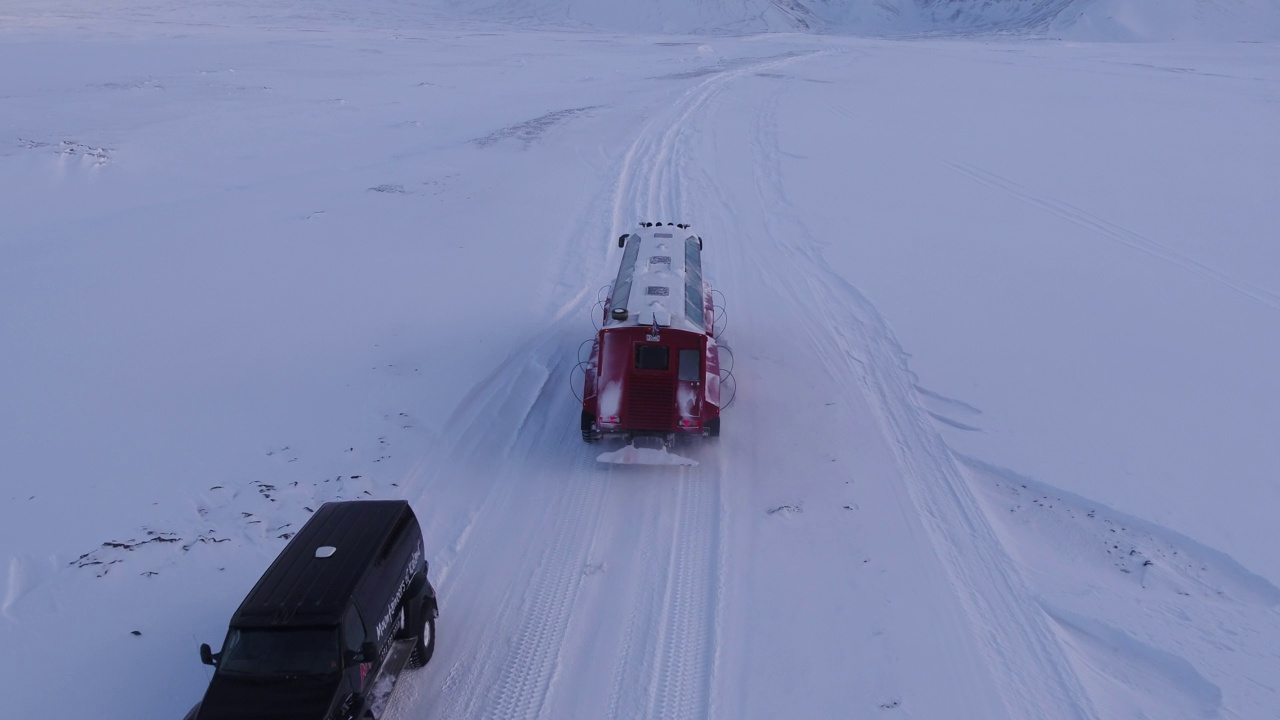 Langjokull, Glacier - Sleipnir(8轮观光巴士)在雪地上行驶/冰岛视频素材