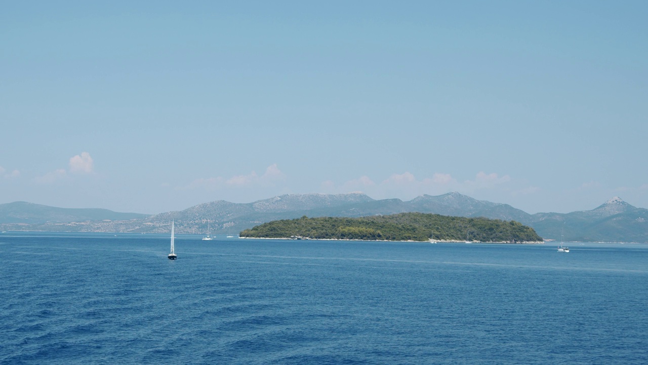 在爱奥尼亚海航行的双体游艇。奢华夏日旅行概念视频素材