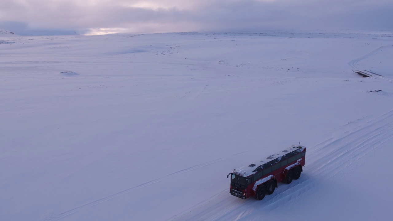 Langjokull, Glacier - Sleipnir(8轮观光巴士)在雪地上行驶/冰岛视频素材