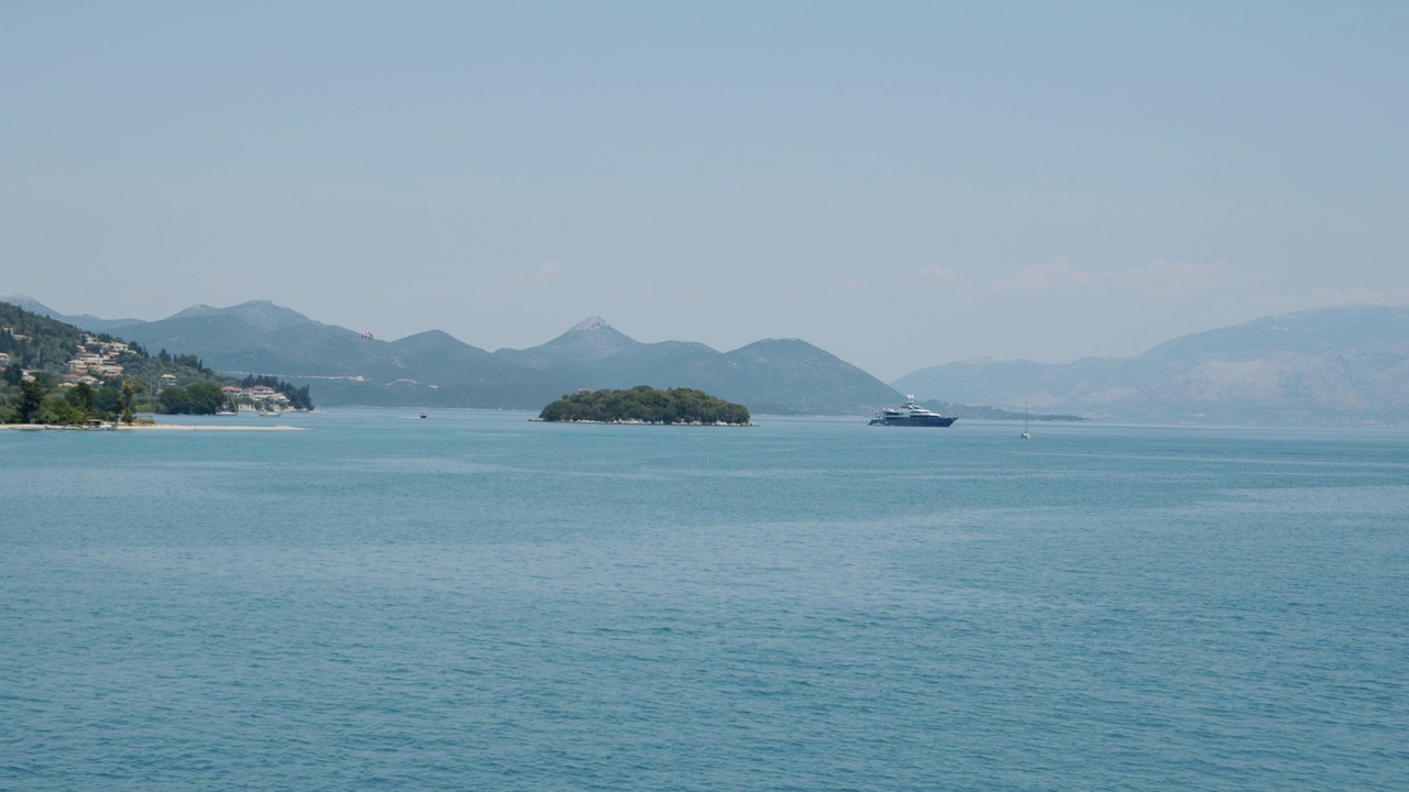 豪华帆船停泊在海岛之间的海湾视频素材