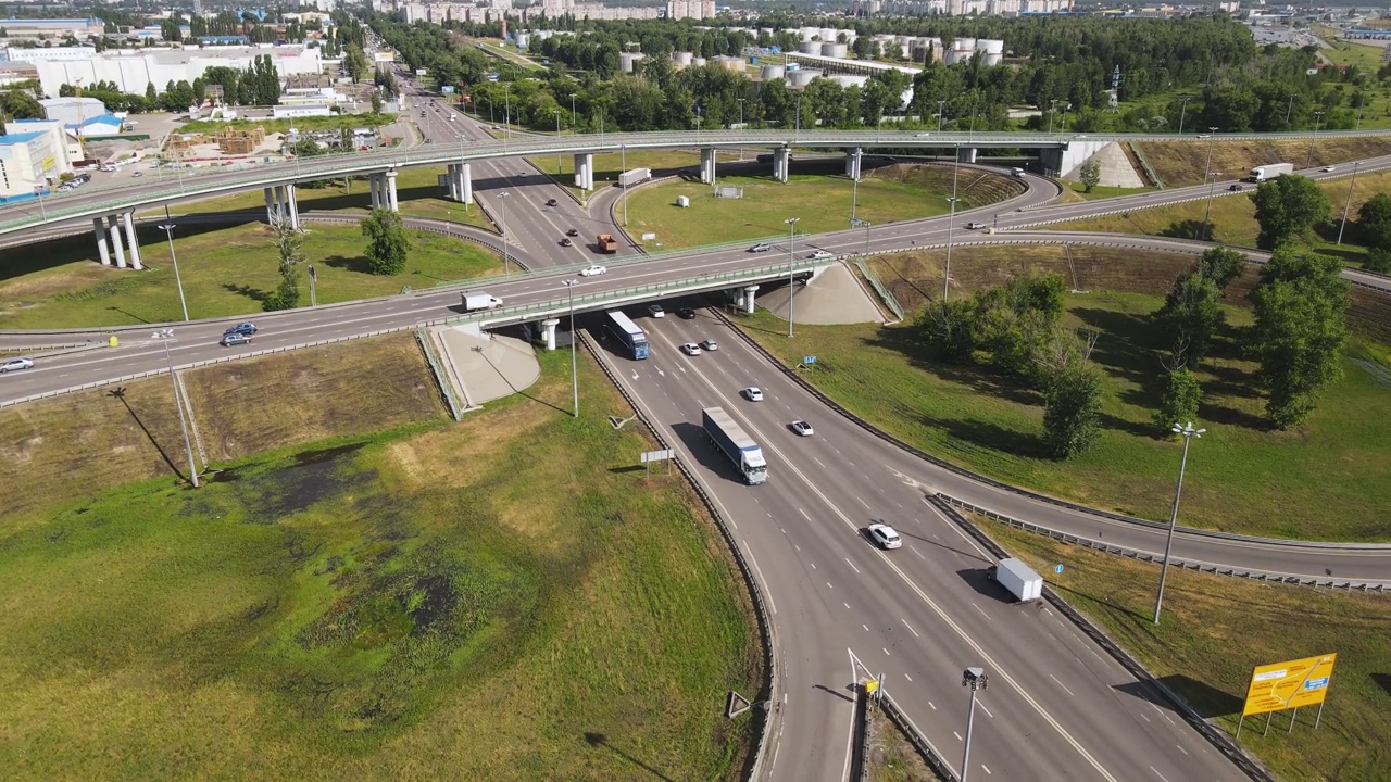 一辆卡车和其他车辆沿公路行驶的鸟瞰图。视频素材