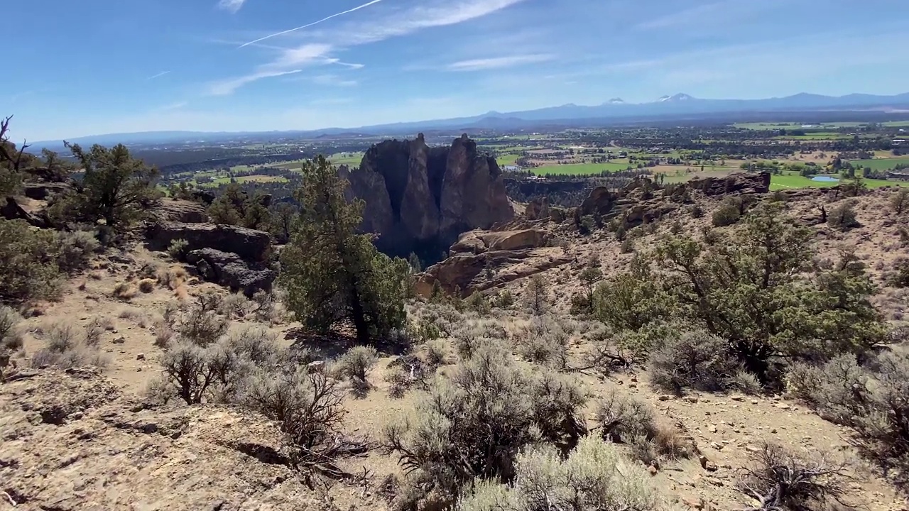 从Misery Ridge Trail俯瞰Smith Rock State Park的全景，远处是Bend Oregon视频素材