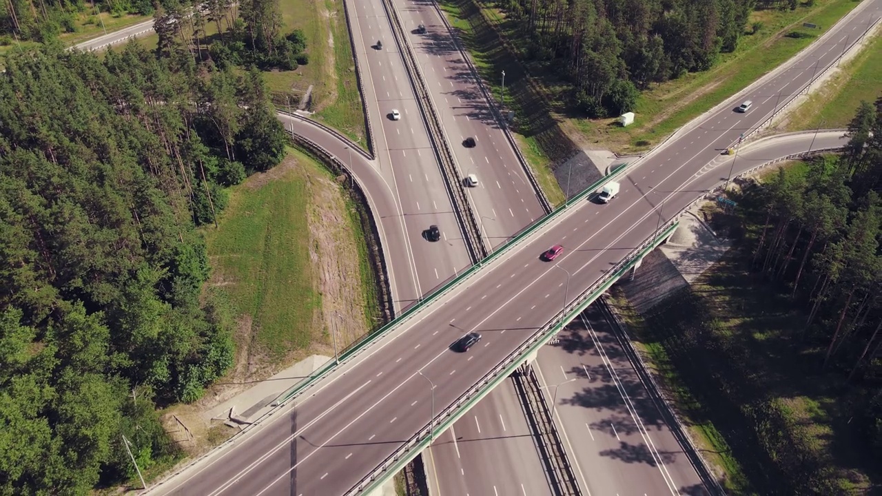 移动的汽车与道路交叉口的鸟瞰图。视频素材