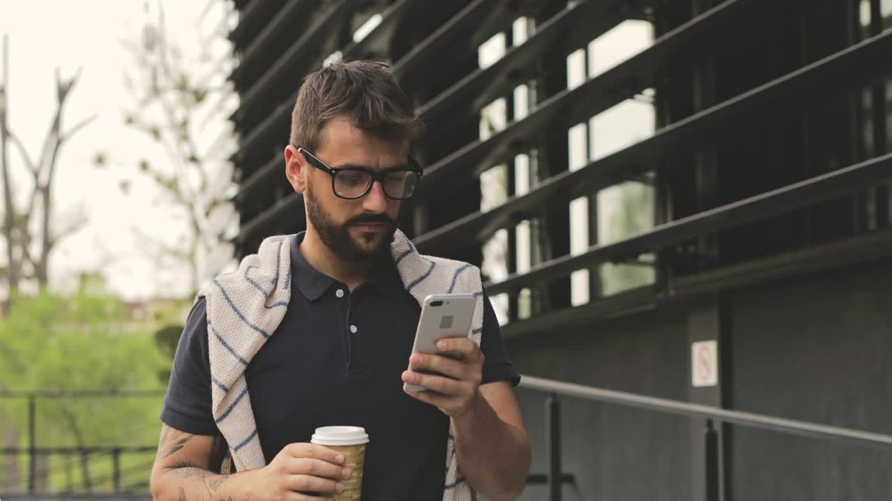 一个年轻的商人在用手机发短信视频素材