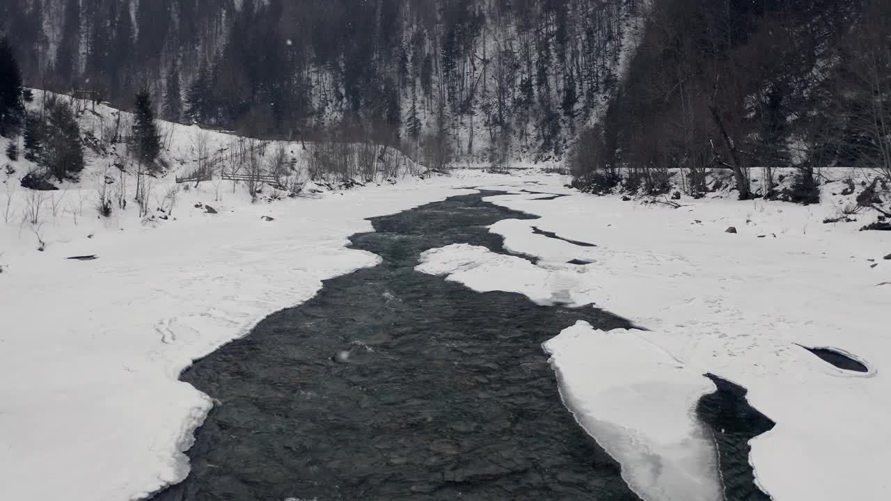 雪山河流景观。山河和冰雪树木的冬季森林视频素材