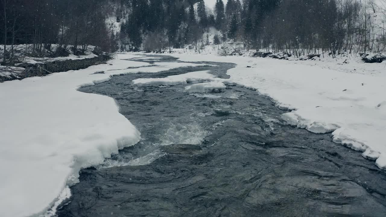 雪山河流景观。山河和冰雪树木的冬季森林视频素材