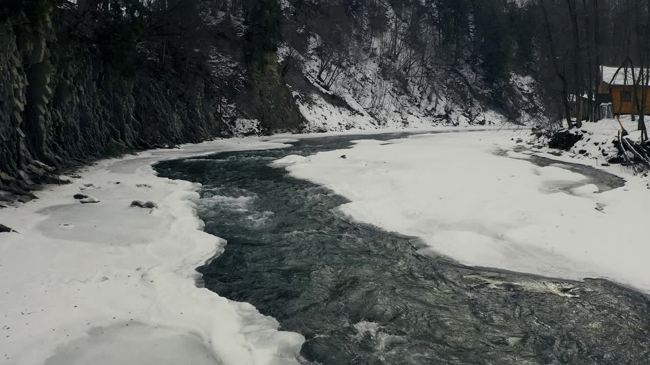 雪山河流景观。山河和冰雪树木的冬季森林视频素材