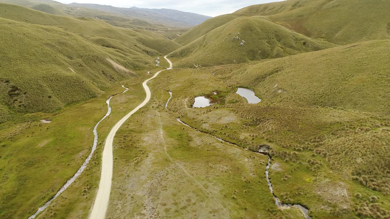 穿过山谷的土路。视频素材