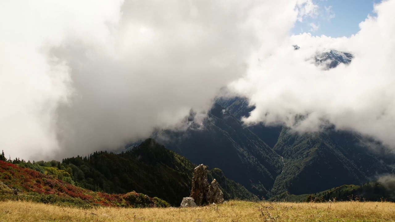 土耳其Artvin Guloglu高原4K电影时间推移。时间流逝的云。视频素材