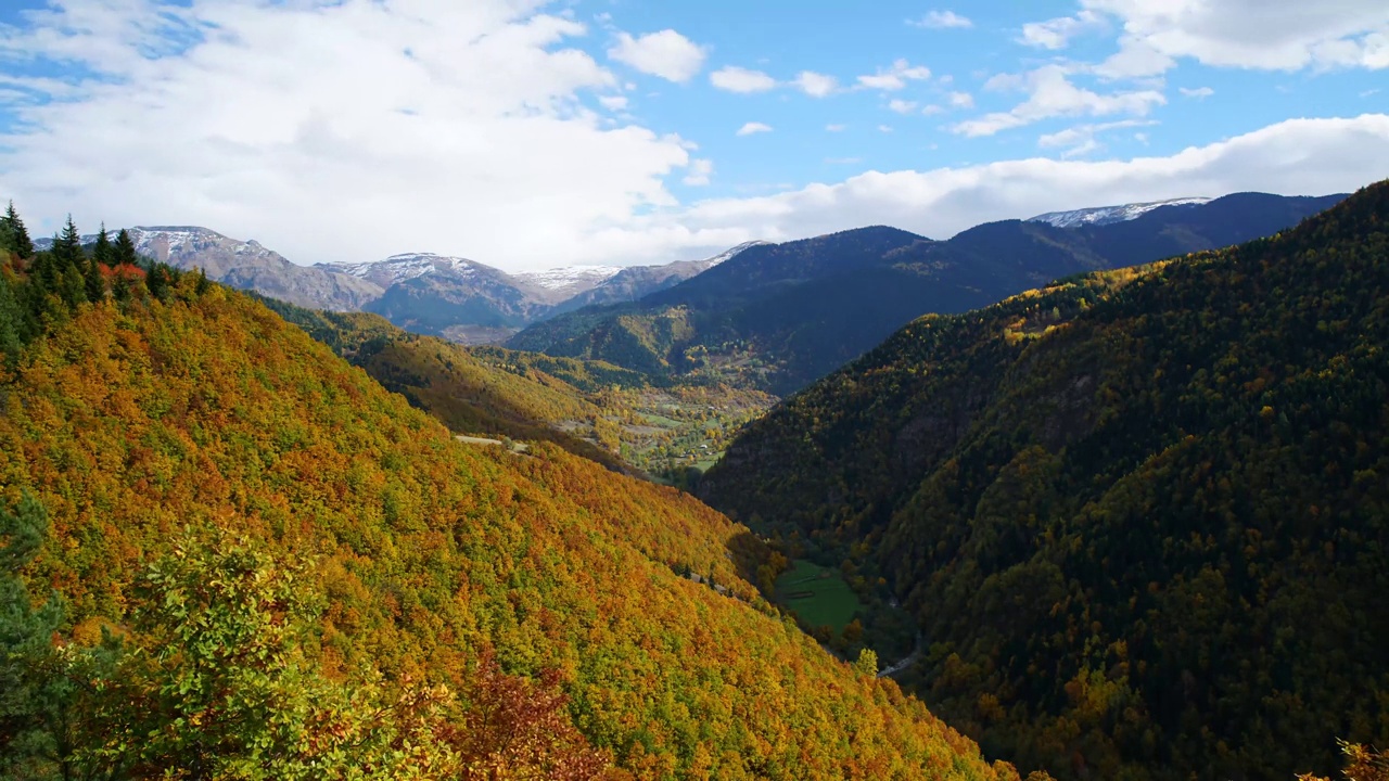 土耳其Artvin Savsat高原4K电影延时。时间流逝的云。视频素材