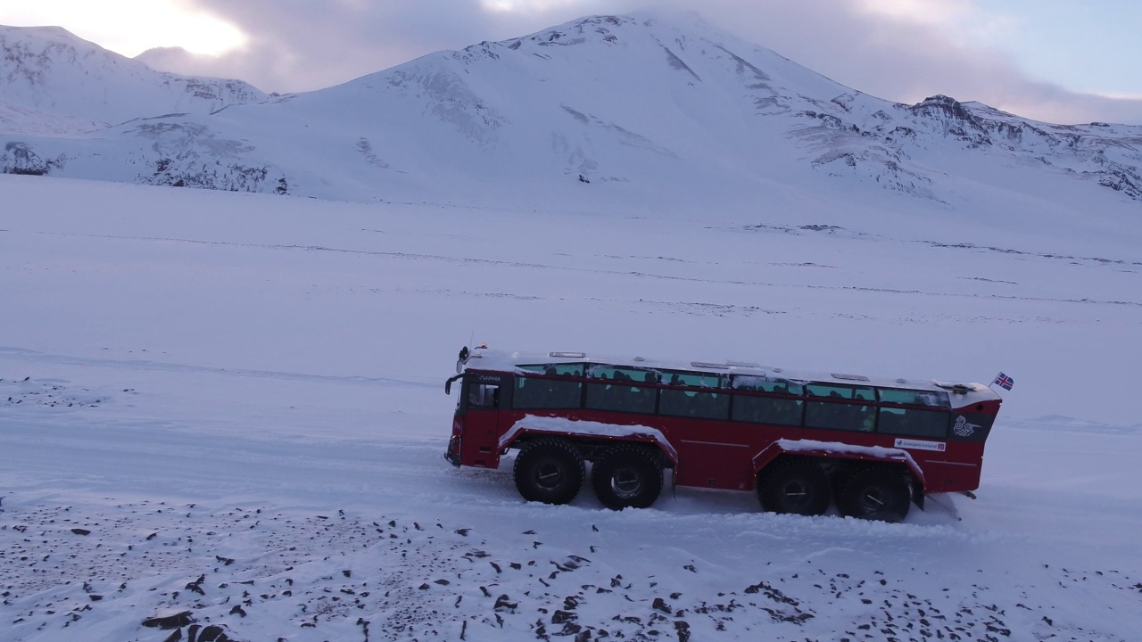 Langjokull, Glacier - Sleipnir(8轮观光巴士)在雪地上行驶/冰岛视频素材