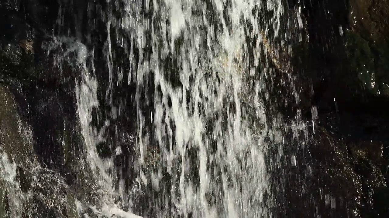 下落的水流在黑色背景上视频素材