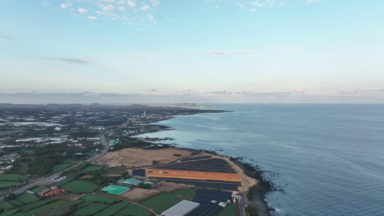 济州岛西归浦市平善区海岸公路和新川牧场的自然和村庄风景视频素材