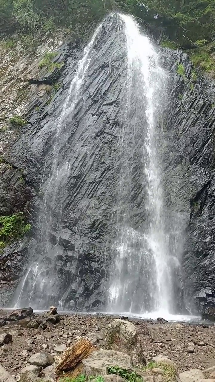 令人放松的瀑布流进山的视频视频素材