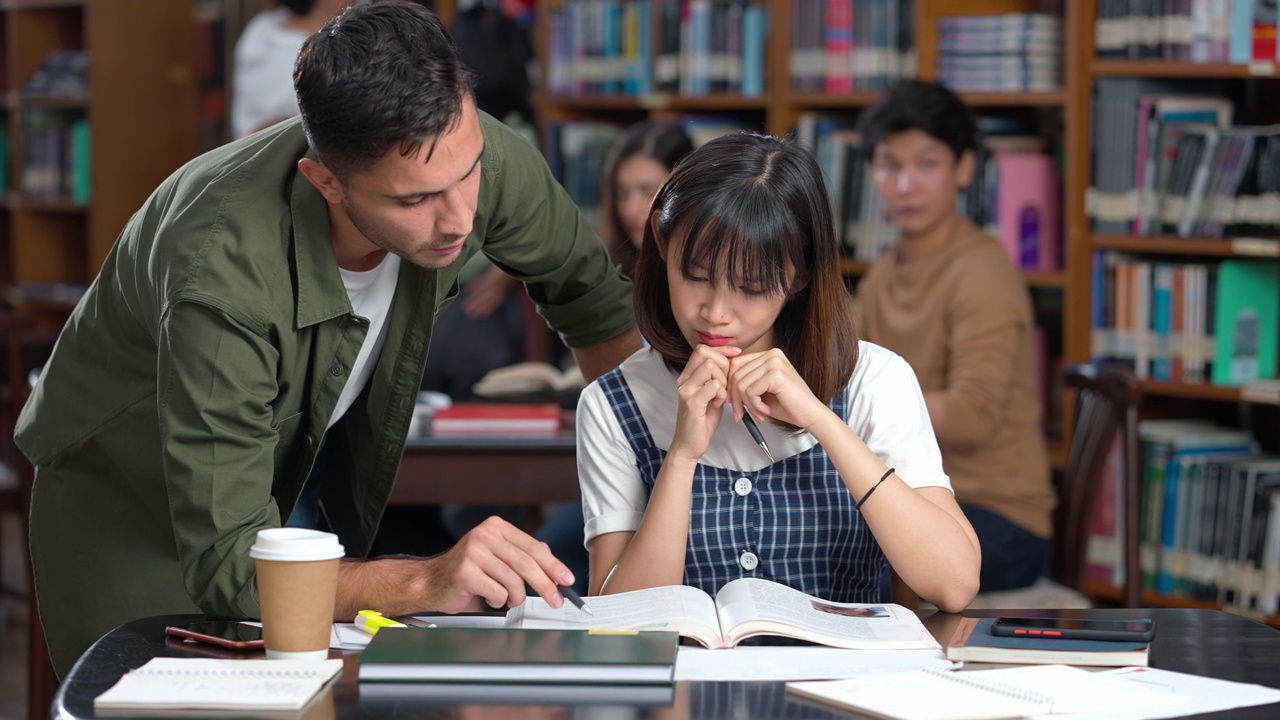 大学生在图书馆里一起学习和阅读视频素材