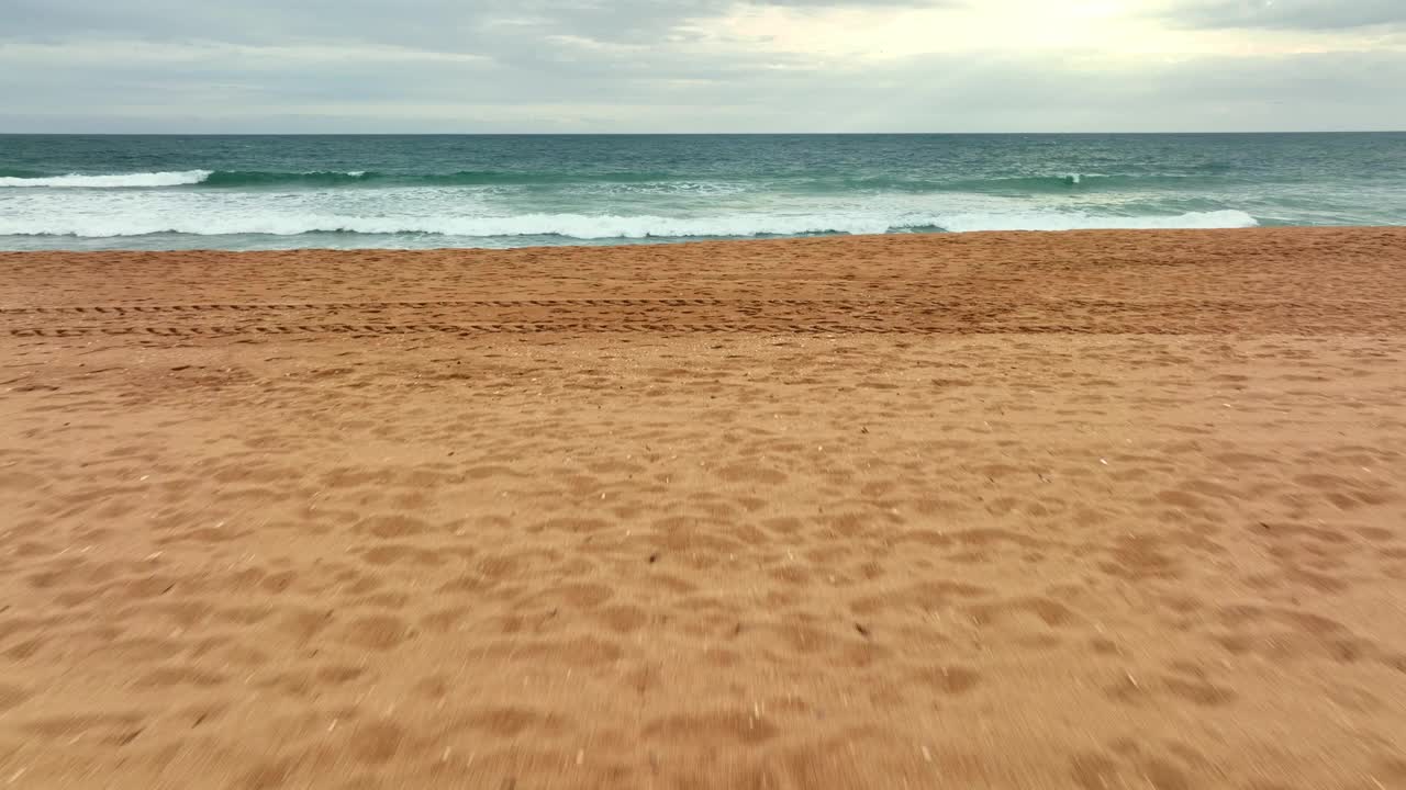 航拍的海滩和大西洋在Albufeira，葡萄牙视频素材