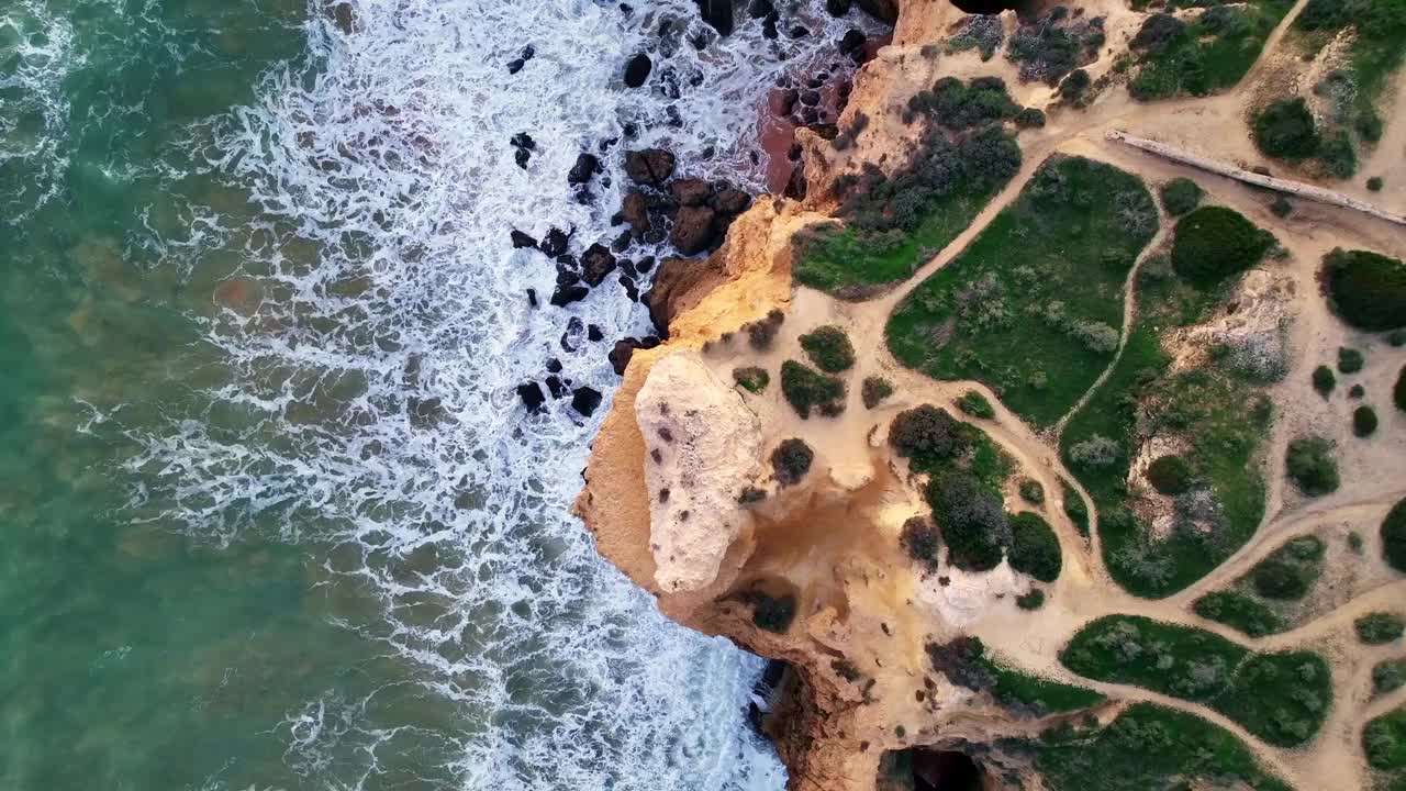 葡萄牙阿尔加维，大西洋沿岸的圣拉斐尔海滩上的悬崖视频素材