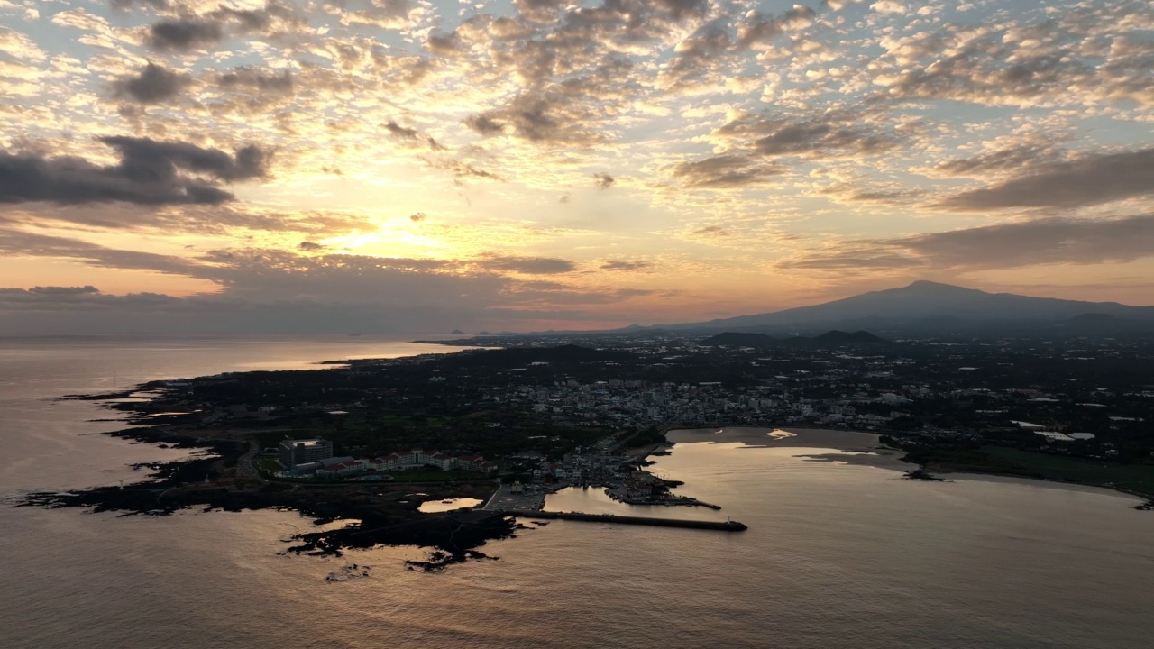 济州岛西归浦市平善区海岸公路旁的小金马海滩视频素材