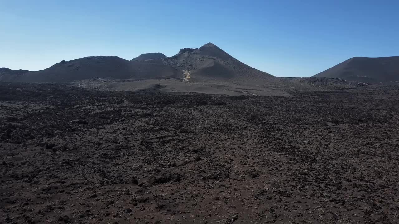 在西班牙加那利群岛兰萨罗特岛蒂曼法亚国家公园附近的火山附近飞行视频素材