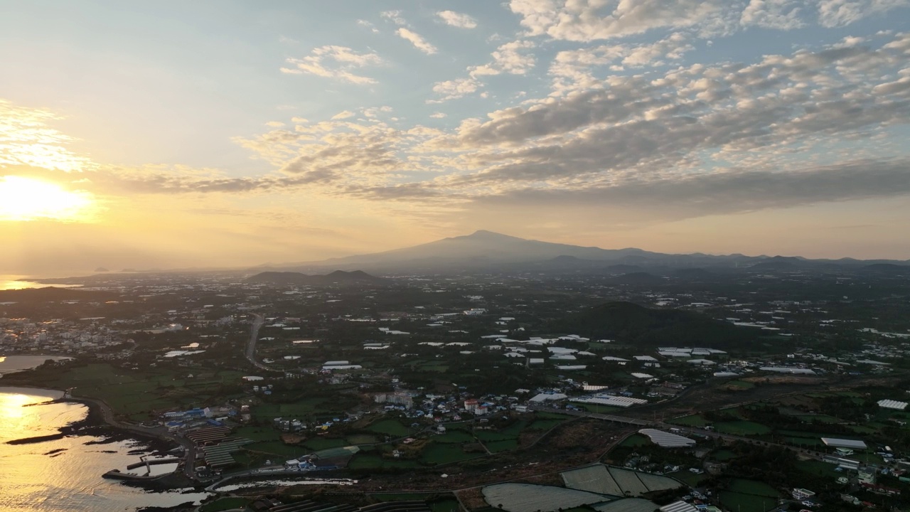 ▽大海、村庄、自然、日落、黄昏的风景=济州岛西归浦市平善区海岸公路旁的平善海滩和西金马海滩视频素材