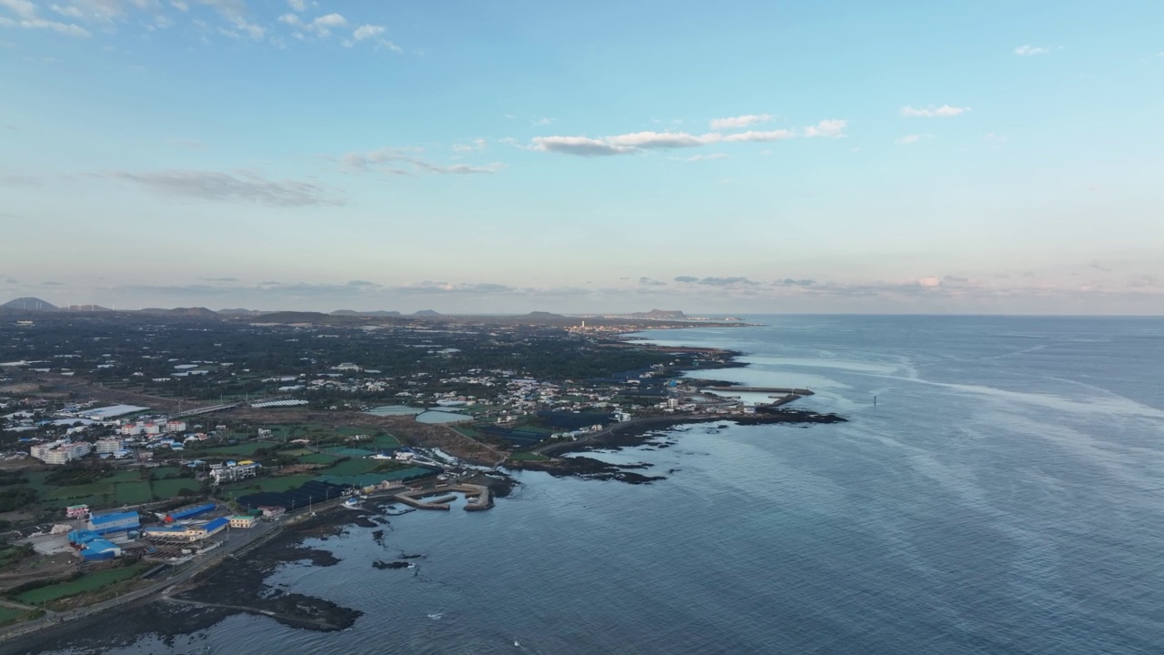 济州岛西归浦市坪仙区海岸公路的风景视频素材