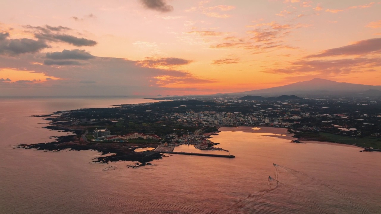 济州岛西归浦市平善区海岸公路旁的小金马海滩视频素材