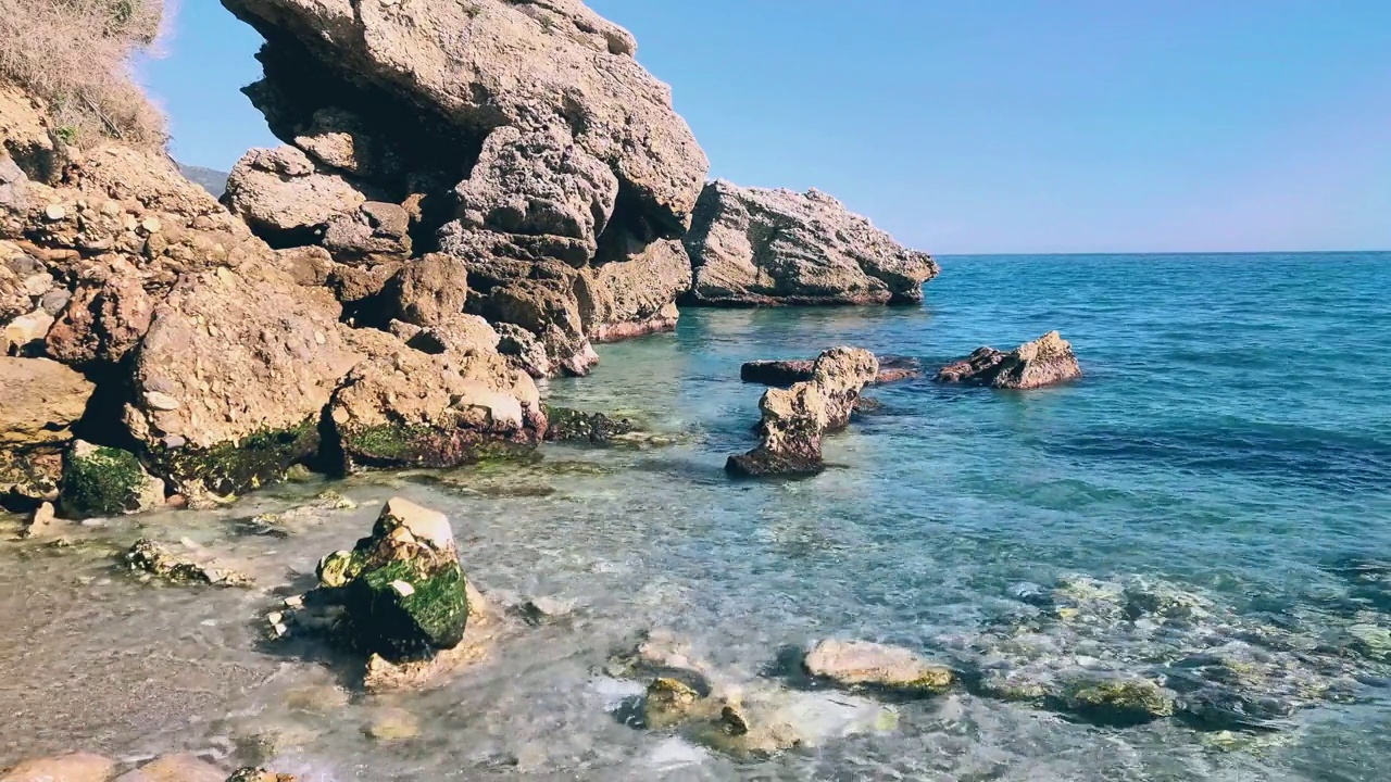 轻松的背景视频与海浪和石头在海滩视频素材