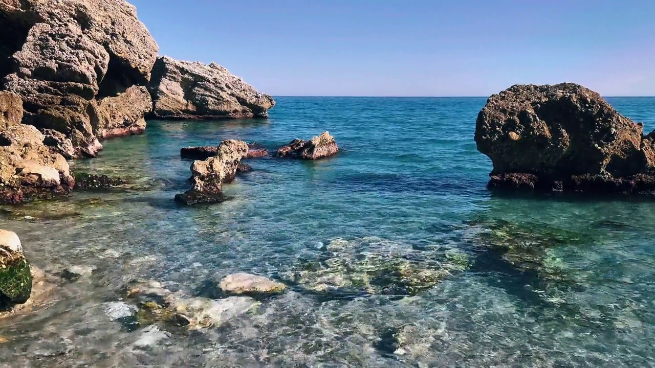 静态视频与海海滩悬崖，石头和海浪视频下载