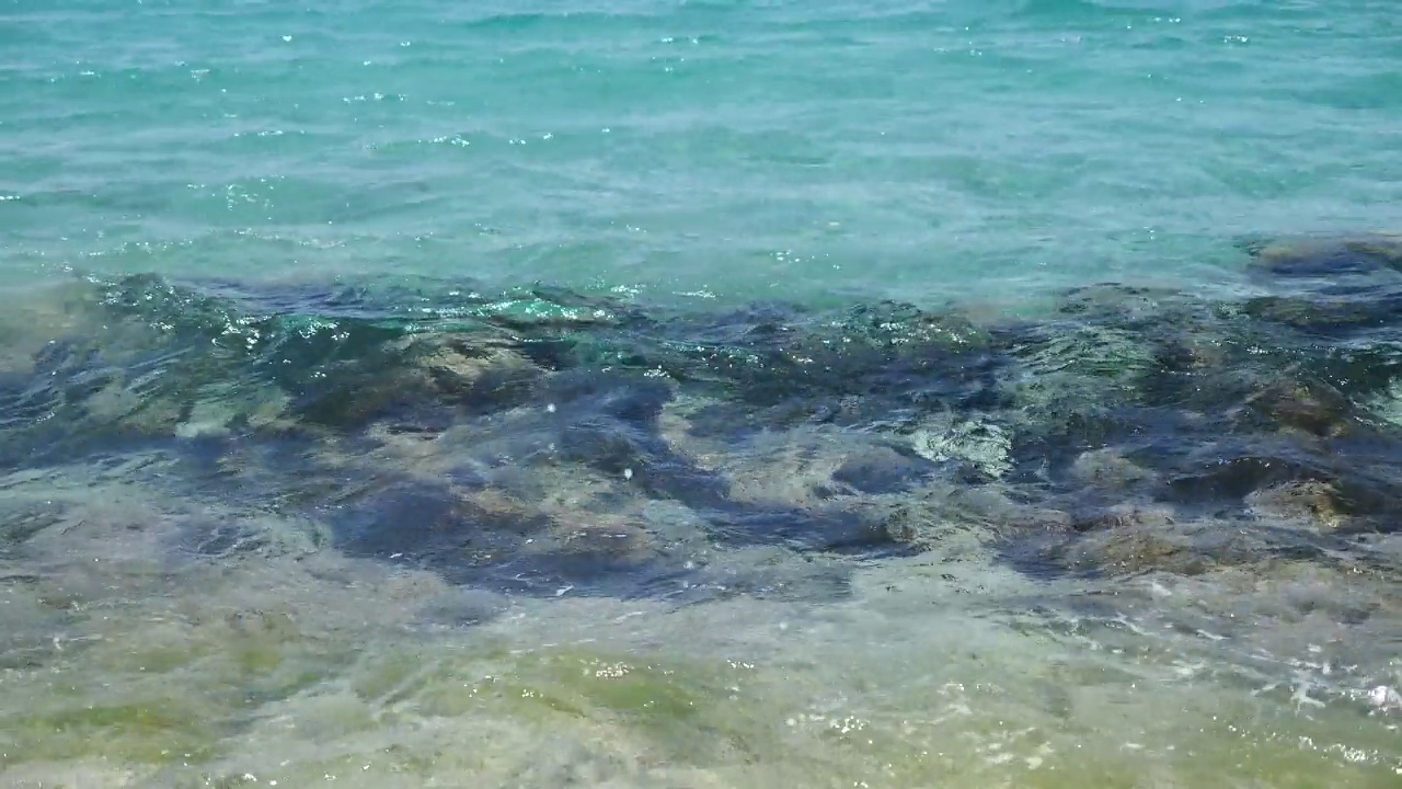 蓝绿色的水，地中海，海浪视频下载