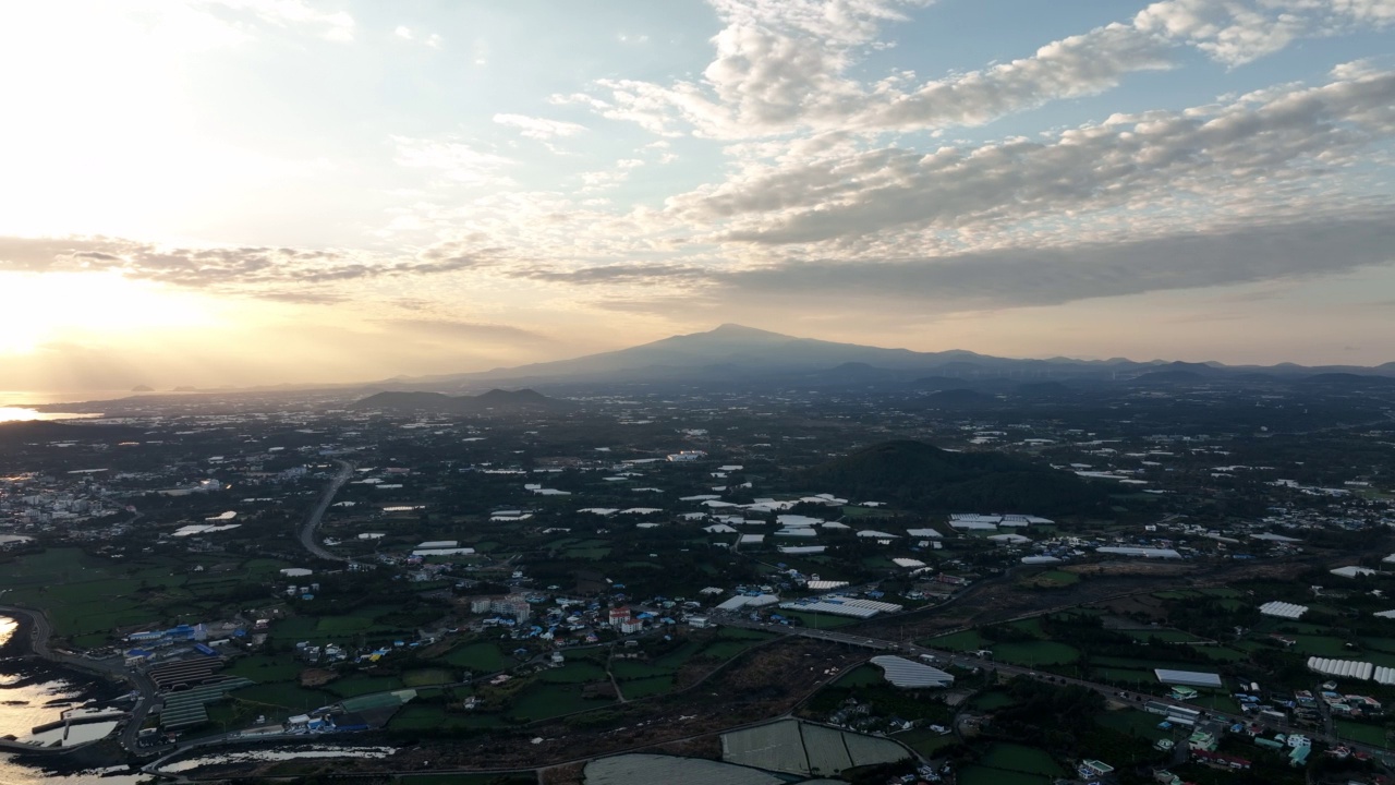 ▽大海、村庄、自然、日落、黄昏风景=济州岛西归浦市坪仙区海岸公路视频素材