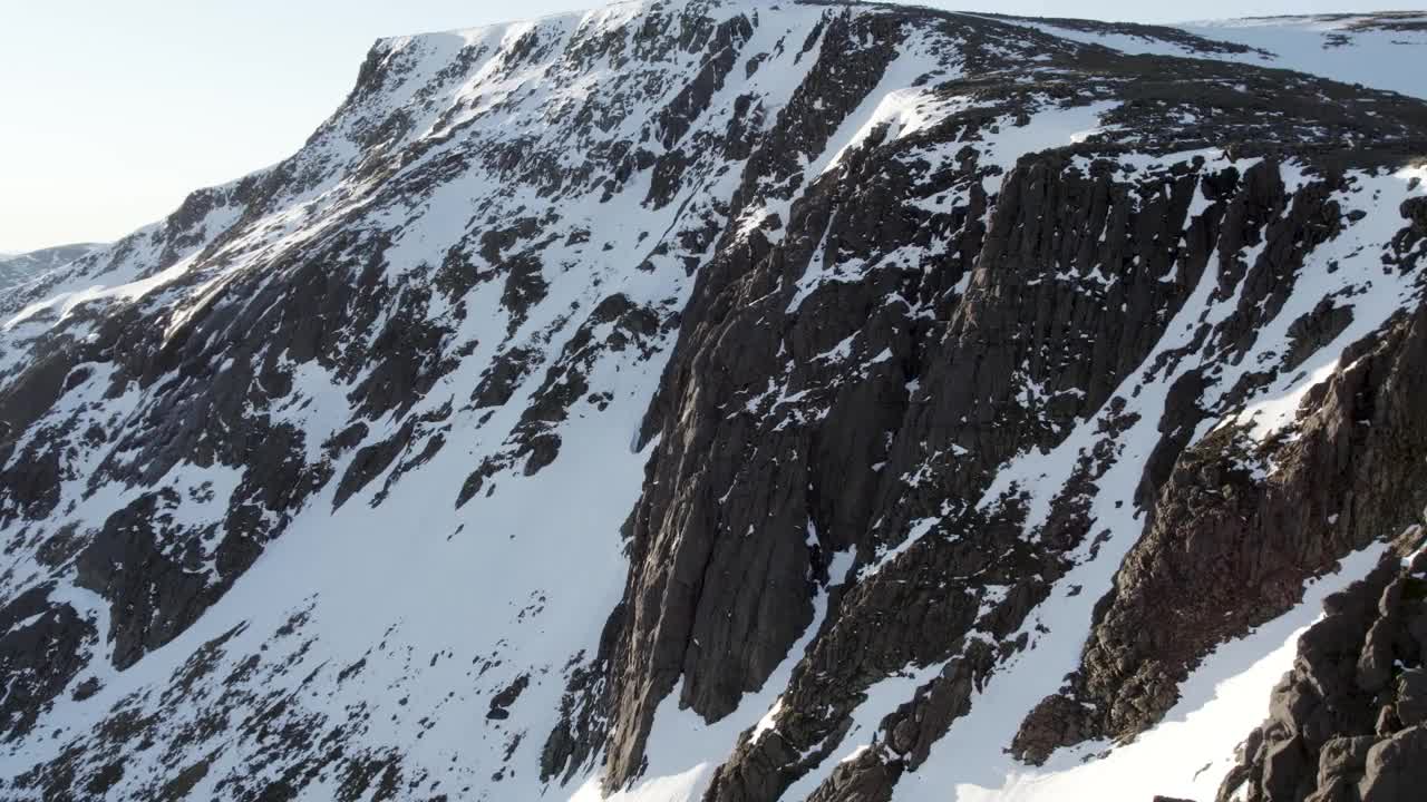 电影般的无人机镜头苏格兰山脉和冬天的雪视频素材