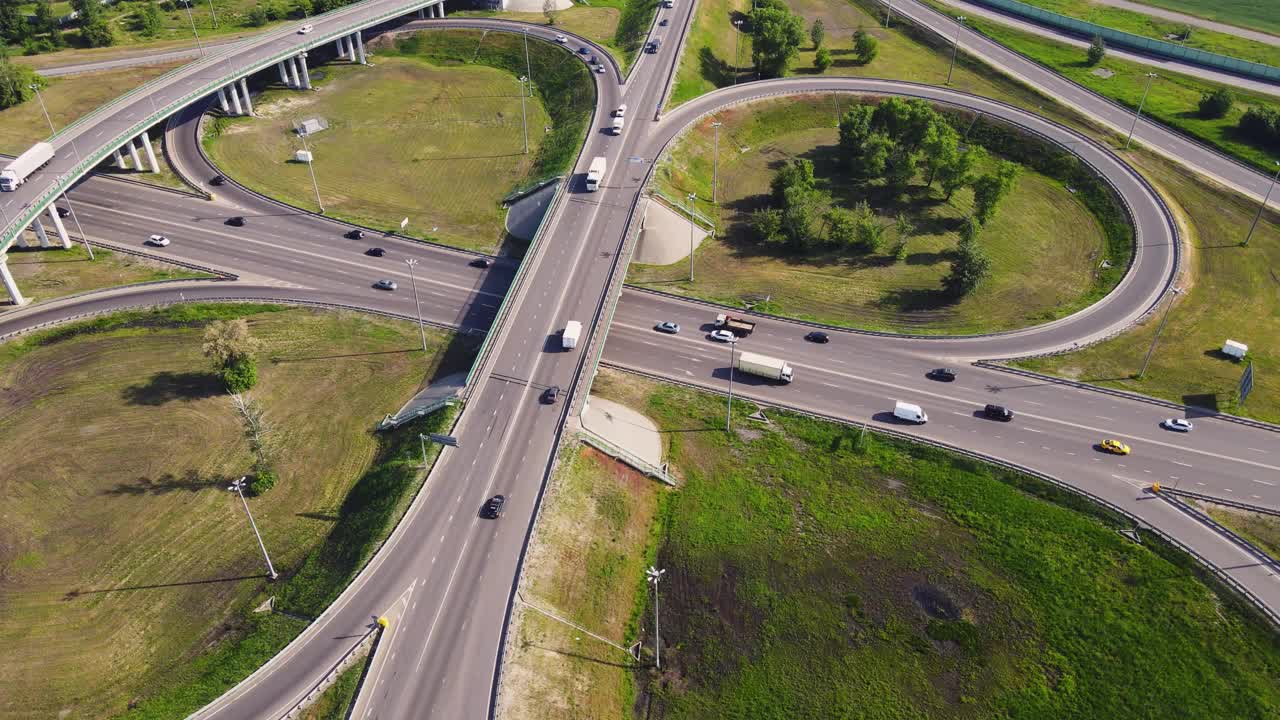 高速公路交汇处交通繁忙视频素材