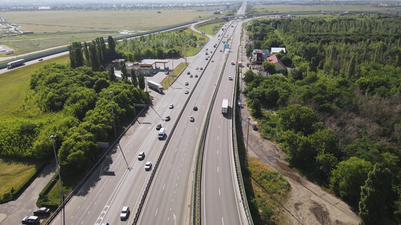 城市交通繁忙的道路立交或高速公路立交鸟瞰图视频素材