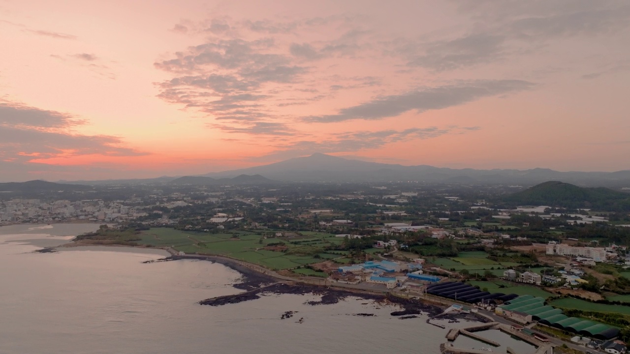 济州岛西归浦市平善区海岸公路旁的小金马海滩视频素材