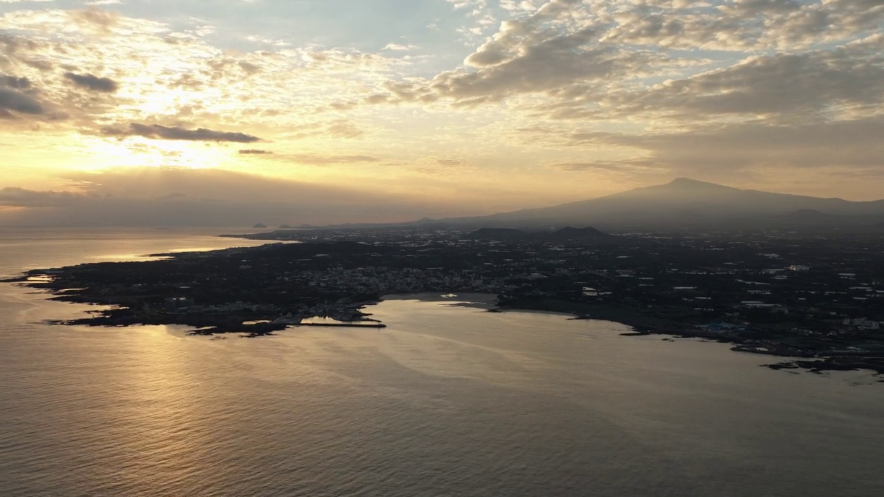 济州岛西归浦市平善区海岸公路旁的小金马海滩视频素材