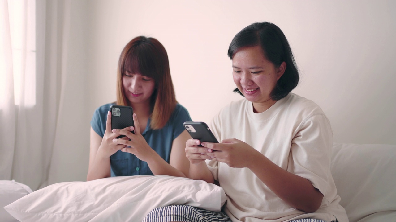 女人在卧室里用智能手机视频素材