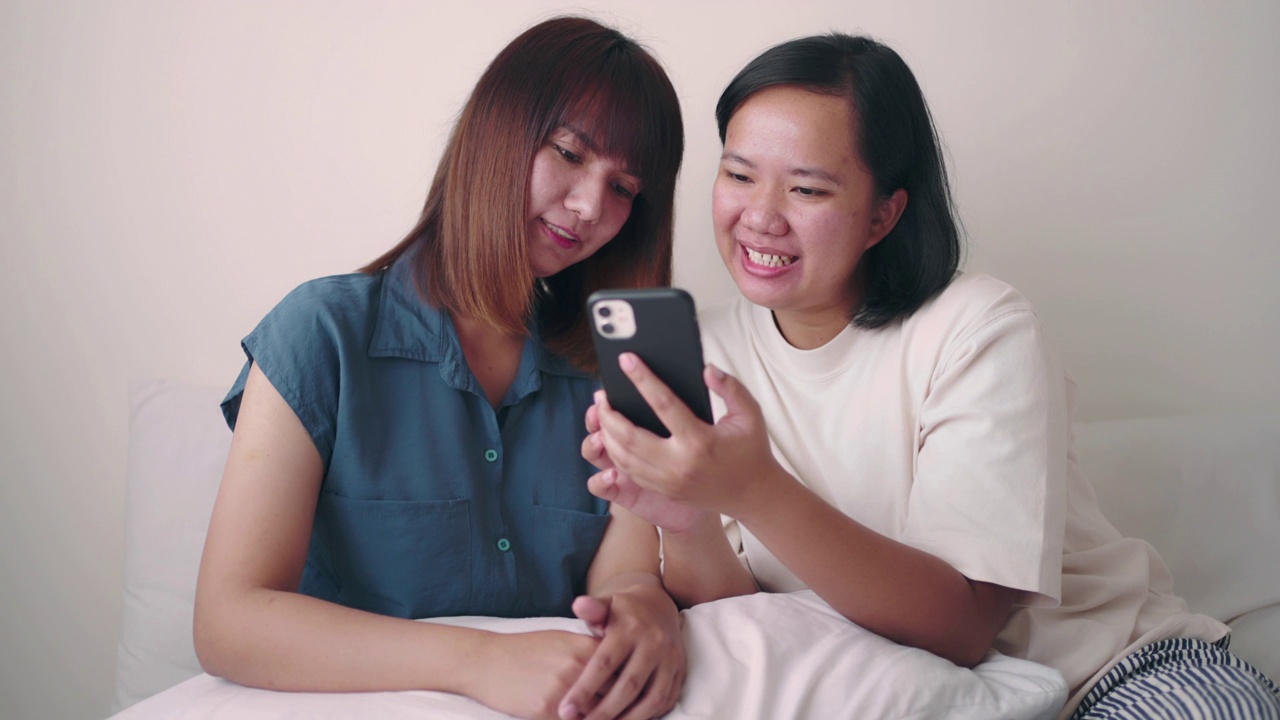 女人友谊的快乐时刻与智能手机视频素材