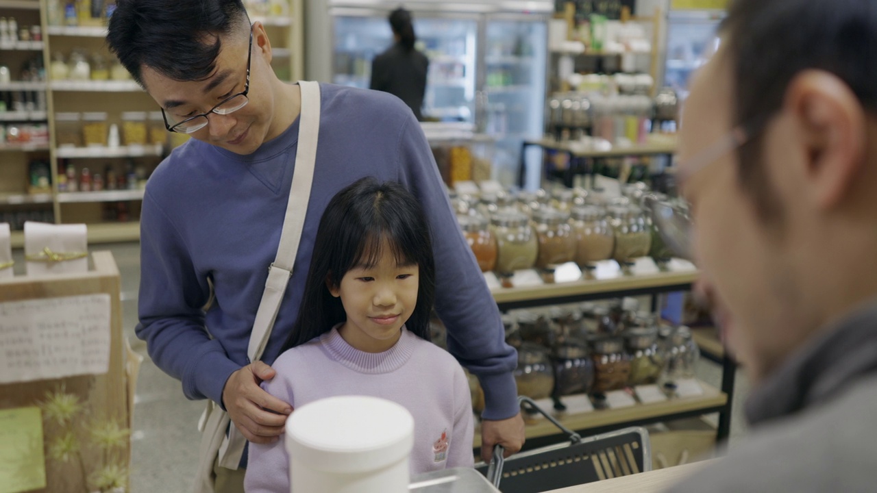 亚洲父女来到环保店选购，教育理念视频素材